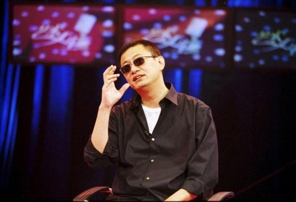 掌上世界 王家卫的花样作死：亏钱三千万让黑社会破产，活到今天纯靠运气